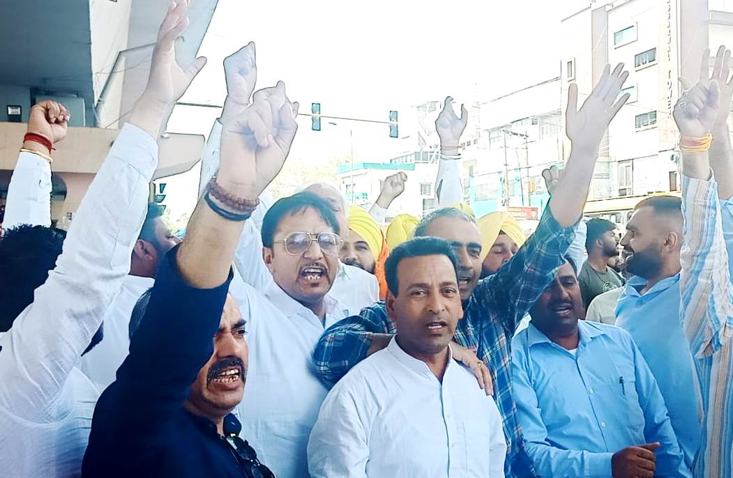 दिल्ली में कालका विधानसभा क्षेत्र के कार्यकर्ता हुए गिरफ्तार 