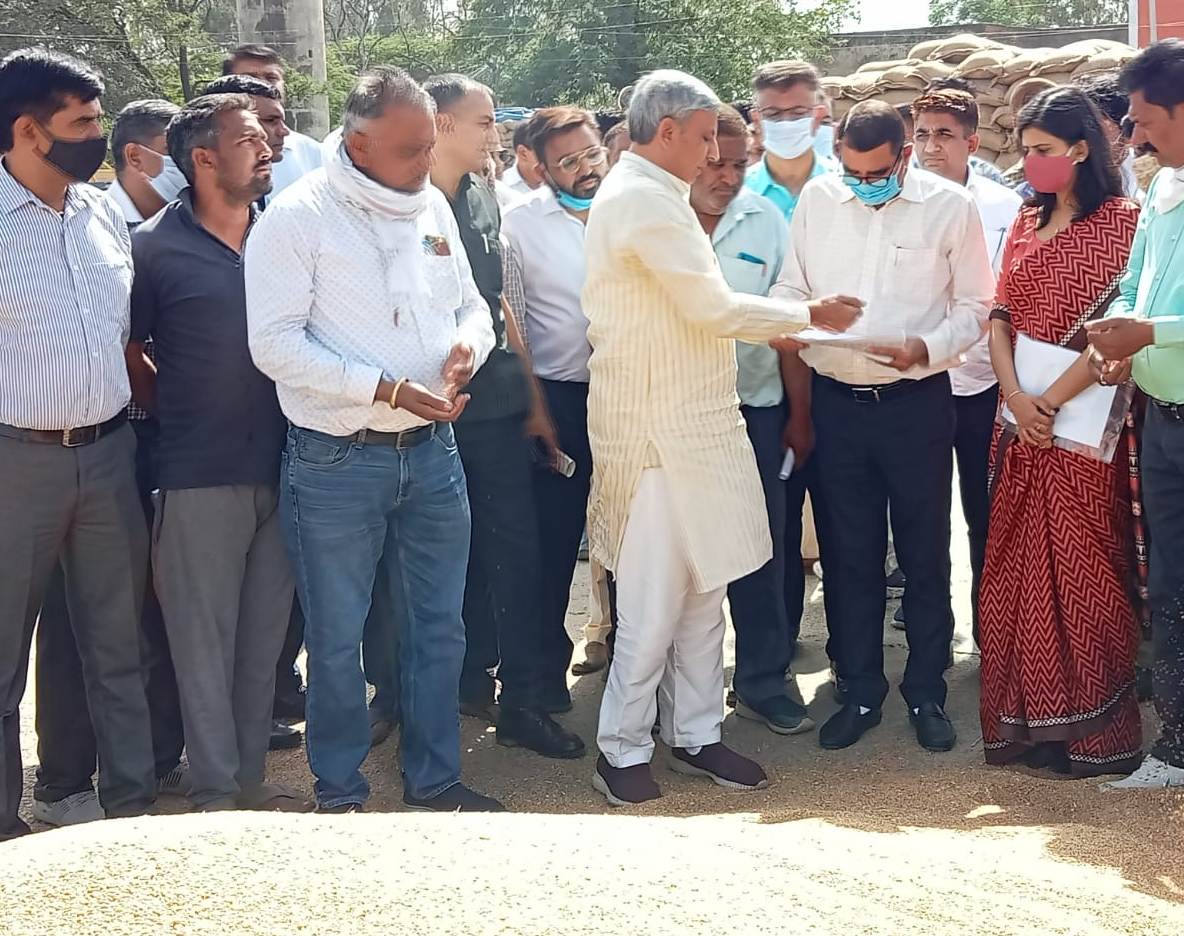 हरियाणा के कृषि मंत्री जे.पी. दलाल ने शहजादपुर अनाज मंडी का दौरा करके गेहूं खरीद का लिया जायजा