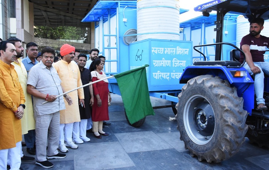 हरियाणा विधानसभा अध्यक्ष ज्ञानचंद गुप्ता ने मोरनी के लिए अस्थाई बायो टॉयलेट वाहनों को हरी झंडी दिखा कर किया रवाना