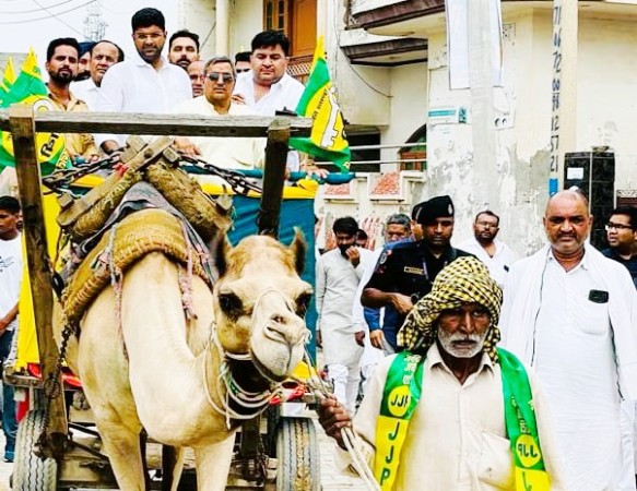 डिप्टी सीएम ऊंट गाड़ी पर बैठकर सभा स्थल तक पहुंचे, हांसी और नारनौंद हलके को दी करोड़ो की सौगात