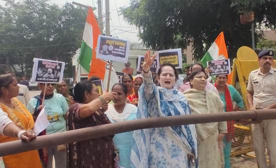 संदीप सिंह को मंत्रिमंडल से बर्खास्त करें सीएम. महिला कांग्रेस ने प्रदर्शन कर राज्यपाल के नाम दिया ज्ञापन
