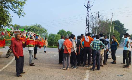 बदमाशों ने कावड़ियों के साथ की मारपीट, हथियार दिखाकर नगदी मोबाइल और बाइक लूटी  