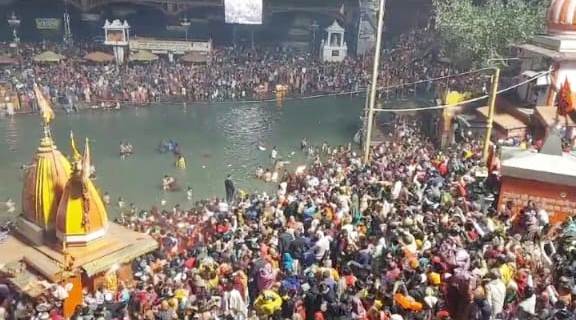 देव दिवाली पर हरिद्वार में उमड़ा आस्था का सैलाब, मोक्ष प्राप्ति के लिए लाखों लोगों ने किया गंगा स्नान  