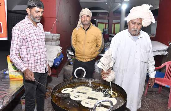  कश्मीर से कन्याकुमारी तक मशहूर हो चुकी है ताऊ बलजीत की देशी घी की जलेबी